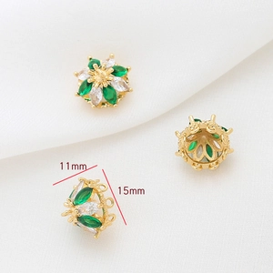 Detail von 18k vergoldetem Blumenanhänger mit grünen Zirkonia und Größenabmessungen