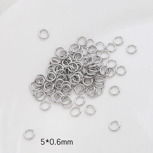 Detalle de anillas cerradas de 5x0.6mm bañadas en oro blanco para creación de joyas