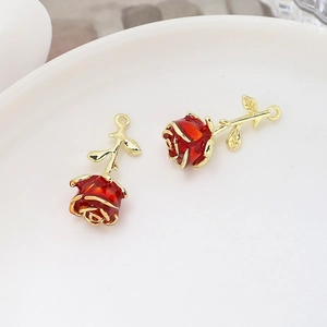 3D Emaille Rosenanhänger in Rot und Gold für DIY Schmuckherstellung Halsketten Ohrringe