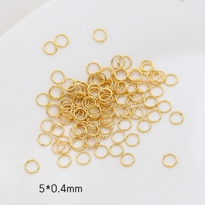 Vista detallada de anillas doradas de 5x0,4mm para la creación de joyas artesanales