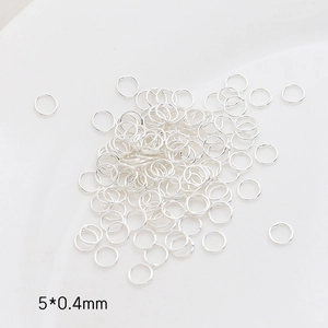 Primer plano de anillas abiertas plateadas de 5x0,4 mm para bisutería artesanal DIY