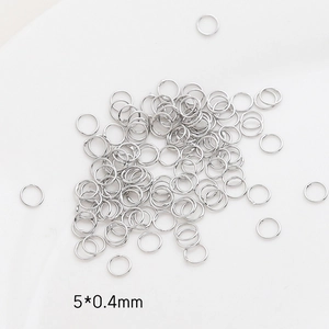 Primer plano de anillas plateadas de 5x0,4mm para la creación de joyas artesanales