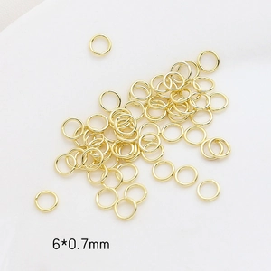Detalle macro de anillas abiertas doradas de 6x0,7mm para creación de joyas DIY y collares