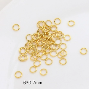Detalle de argollas abiertas doradas de 6x0,7 mm para creación de joyería DIY