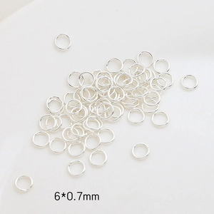 Vista macro de anillas abiertas plateadas 6x0.7mm para componentes de joyería DIY