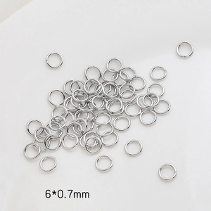 Detalle de anillas abiertas de 6x0,7mm en oro blanco de 14k para joyería artesanal