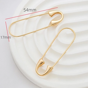 Vista detallada del colgante de imperdible dorado 54mm para creación de joyas artesanales
