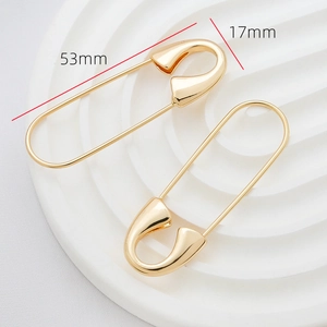 Primer plano detallado del broche de imperdible dorado de 53mm con sus medidas