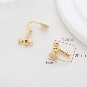 Vista macro de adaptadores de pendientes de clip dorados con rosca y dimensiones