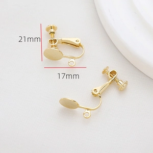 Vista macro de convertidores de pendientes de rosca dorados para joyería DIY
