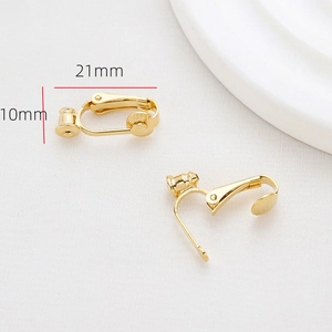 Vista detallada de clips dorados para orejas sin perforar, medida de 21 mm por 10 mm