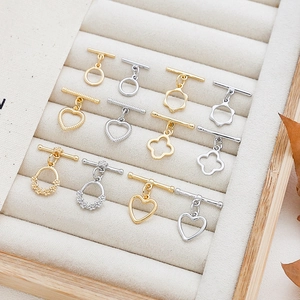 Vue détaillée de divers fermoirs OT dorés et argentés pour la création de bijoux DIY