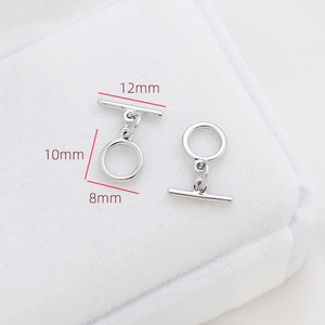 Vue macro montrant les dimensions du fermoir à bascule argenté pour bijoux DIY