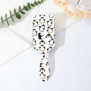 Détail du motif de pingouin sur brosse à cheveux avec fond floral blanc élégant