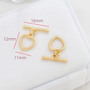 Vue macro du fermoir à bascule cœur plaqué or 18 carats avec bordure perlée pour bijoux