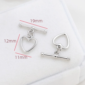 Détail du fermoir à bascule coeur argenté avec dimensions 19mm de long et 12mm de haut
