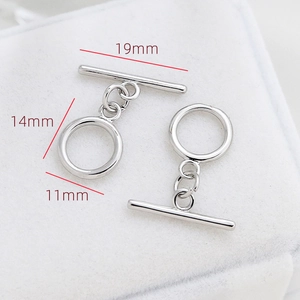 Vue macro de fermoirs à bascule OT argentés avec dimensions pour la création de bijoux