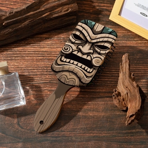 Brosse à cheveux à coussin d'air avec motif masque tiki et poignée aspect bois massif