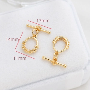 Vue macro des fermoirs à bascule OT dorés avec détails floraux sur boîte à bijoux
