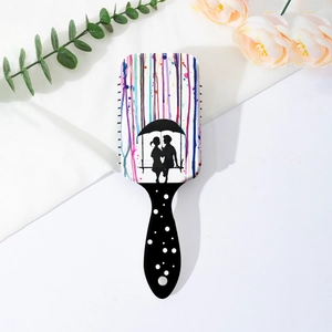 Détail de la brosse à cheveux à coussin d'air avec motif couple et picots massants