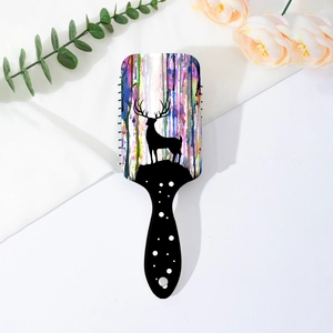 Détail de la brosse à cheveux à coussin d'air avec motif cerf coloré et picots de massage