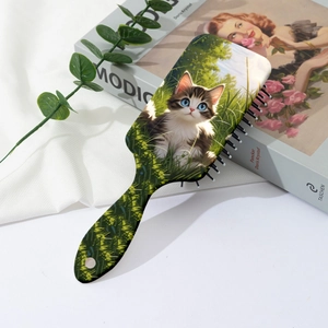 Détail de l'imprimé chat mignon sur une brosse à cheveux rectangulaire à coussin