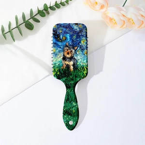 Detail der Van Gogh Haarbürste mit Yorkshire-Terrier-Motiv im kunstvollen Sternenhimmel-Stil