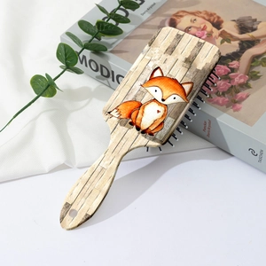 Détail de l'illustration de renard et texture bois au dos de la brosse à cheveux pneumatique