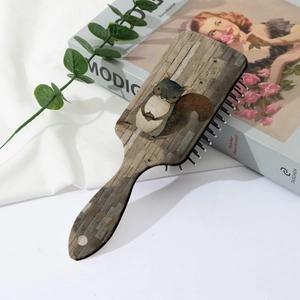 Détail macro du motif écureuil de bande dessinée sur la brosse à cheveux massante rétro