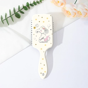 Détail d'une brosse à cheveux blanche avec motif éléphant mignon et petites étoiles