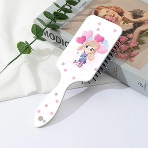 Détail de la brosse à coussin d'air blanche avec illustration mignonne de fille et chat