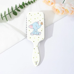 Détail de l'imprimé éléphant sur une brosse à cheveux avec décor floral pastel