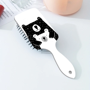 Détail de la brosse plate blanche avec illustration dessinée à la main de maman ours et son petit