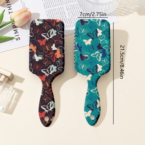 Vue détaillée de brosses à cheveux à motif papillon avec dimensions de 7x21,5 cm
