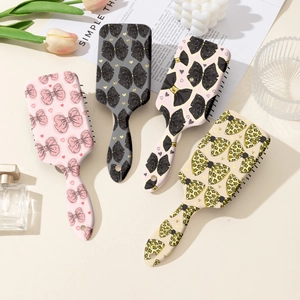 Lot de quatre brosses à cheveux à coussin d'air avec imprimés nœuds élégants