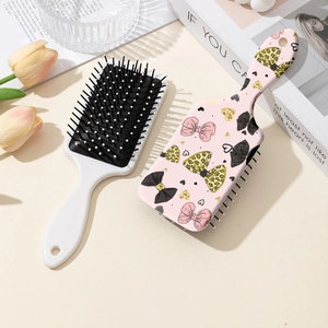 Brosse à cheveux de massage à motif léopard rose sur un fond élégant et chaleureux