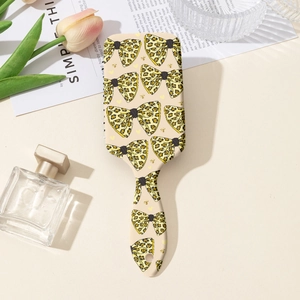 Détail d'une brosse à cheveux à motif léopard et nœud avec coussin massant