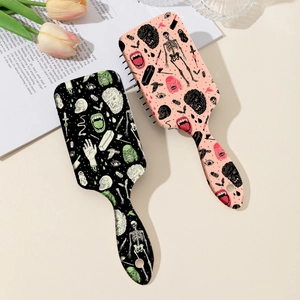 Brosses à cheveux à imprimé tête de mort et horreur en noir et rose sur fond de style