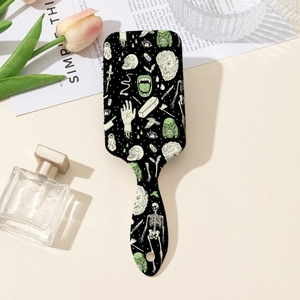 Vue à plat d'une brosse à cheveux rétro à motif de crâne avec tulipes et parfum