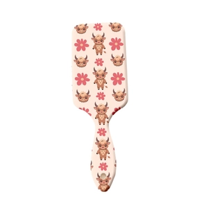 Brosse à cheveux rose avec motifs de vaches écossaises et fleurs sur fond blanc