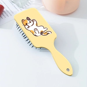 Détail de la brosse à cheveux avec imprimé chat mignon, coussin d'air et trou de suspension