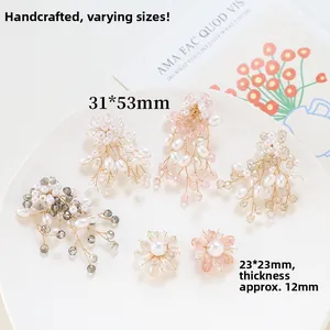 Détail de fleurs perlées en cristal faites main pour bijoux DIY et accessoires cheveux