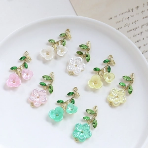 Dettaglio di ciondoli a fiore con perle e cristalli per creazione gioielli fai da te