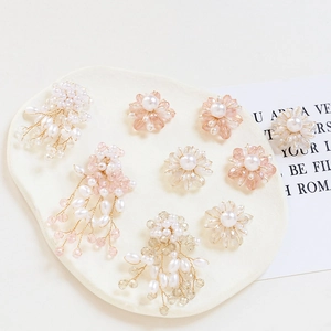 Détails macro de pendentifs fleurs faits main en perles et cristal sur un plateau