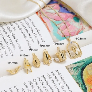 Gros plan de breloques DIY plaquées or 14 carats sur un fond artistique vintage