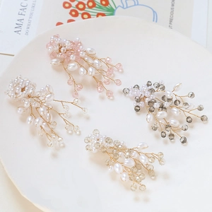 Détail de pendentifs fleurs faits main avec perles et cristaux facettés de couleur