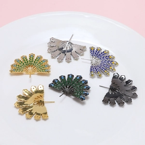 Pfauenförmige Ohrstecker mit buntem Emaille-Inlay und eleganter Goldbeschichtung