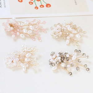 Détails de quatre barrettes à fleurs faites main avec des perles et cristaux