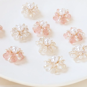 Détail macro de fleurs en perles de cristal faites à la main pour bijoux artisanaux