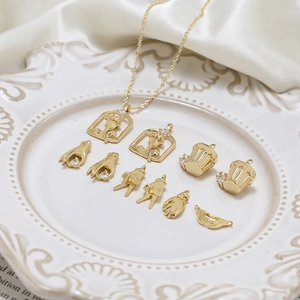 Pendentifs minimalistes plaqués or formes rose et main pour création de bijoux DIY